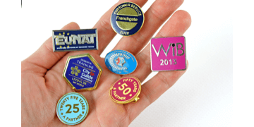 Badge in metallo finitura smalto sintetico