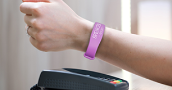 Reinventa l'esperienza cliente nel tuo hotel, nella tua spa o nel tuo parco divertimenti con i braccialetti RFID